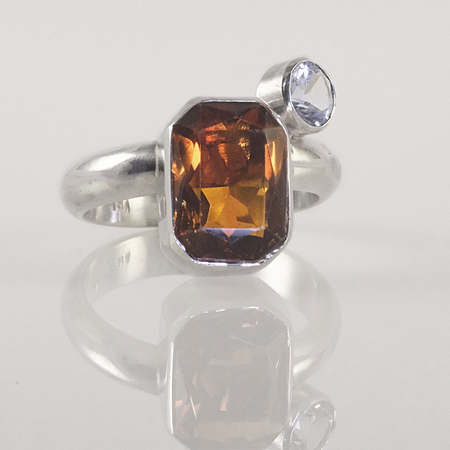 Silver ring with colourful stones by VerdeRame Jewels