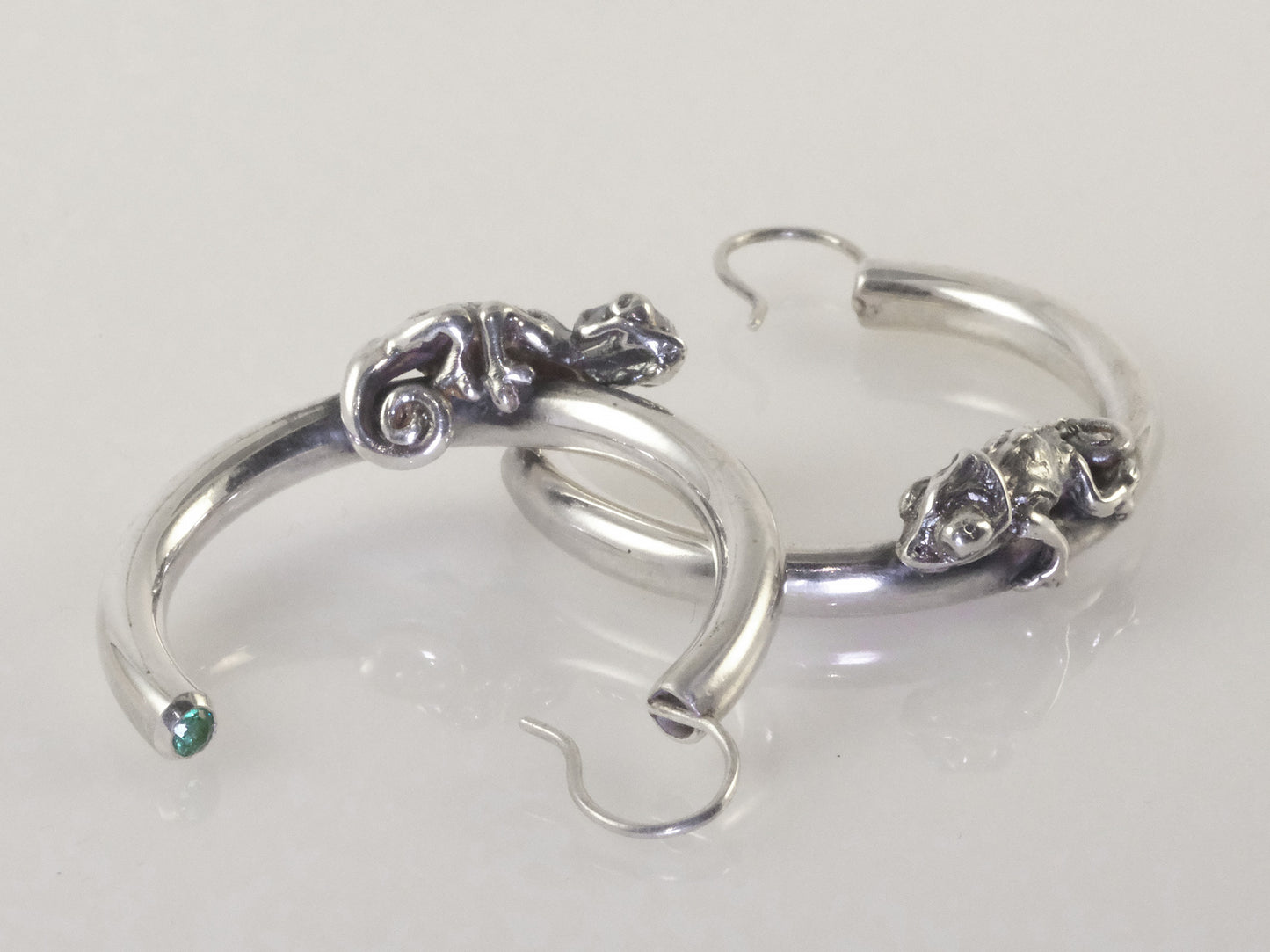 Chameleon hoop earrings with green garnets by VerdeRame Jewels