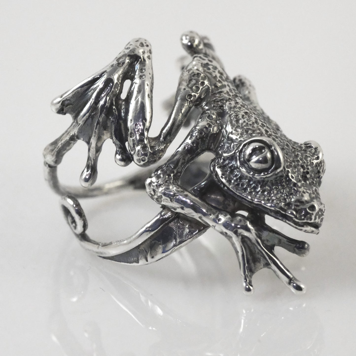 Silver frog ring handmade by VerdeRame Jewels
