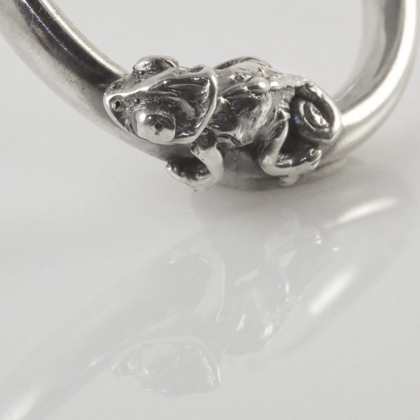 Detail of handcrafted chameleon earrings by VerdeRame Jewels Copenhagen