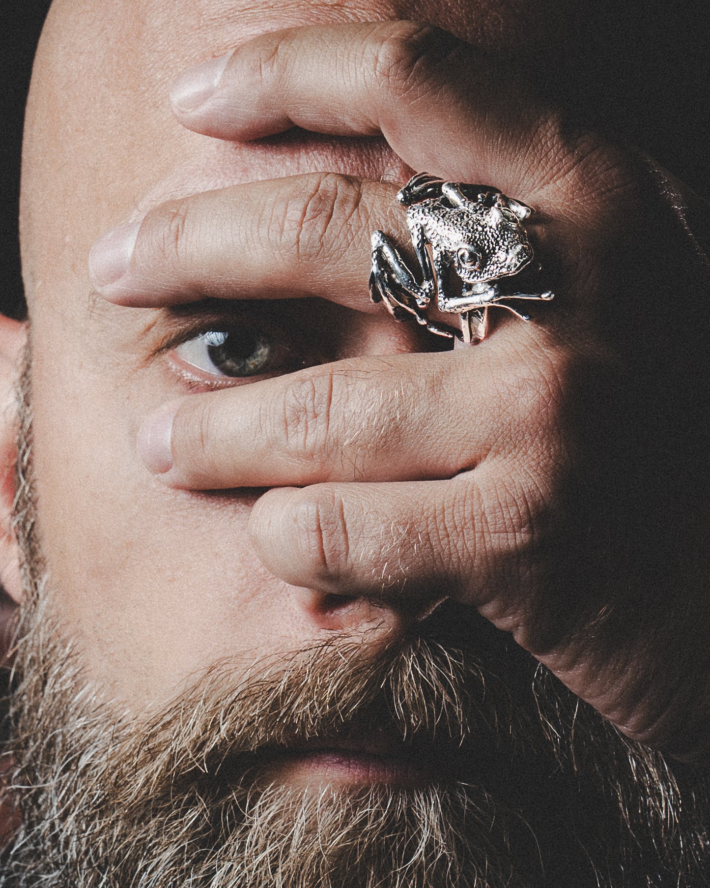 Handmade sterling silver frog ring on man model, VerdeRame Jewels, Copenhagen