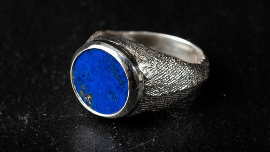 Signet ring with lapis by VerdeRame Jewels