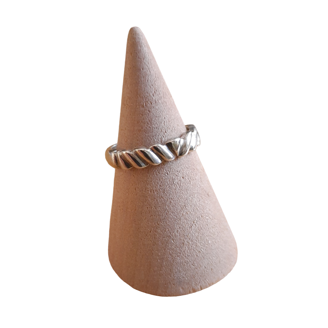 Silver scallop ring handmade to size by VerdeRame Jewels