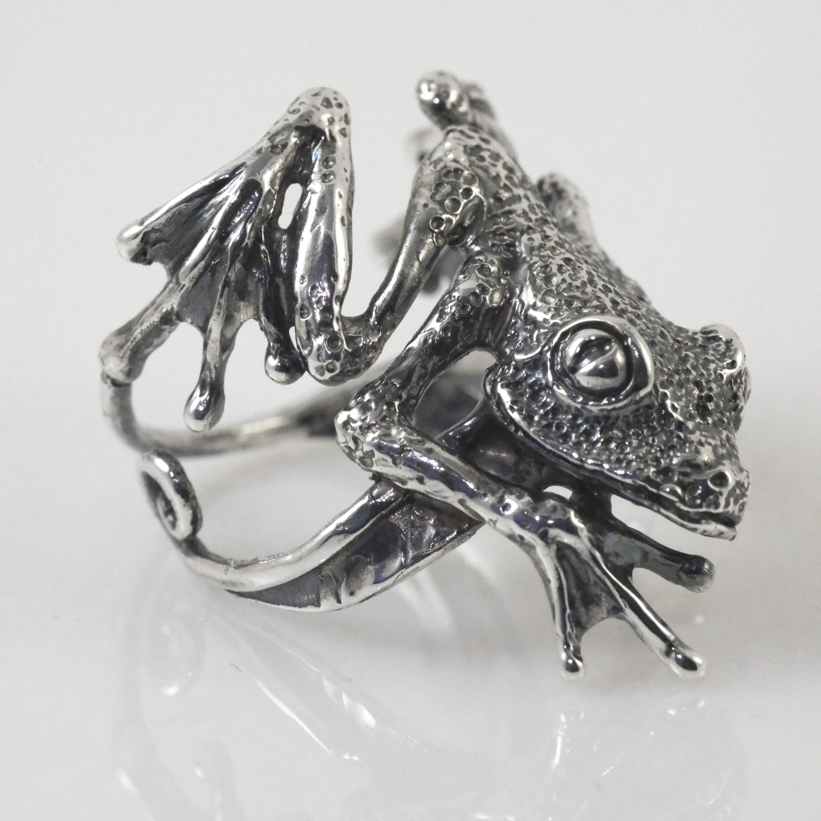 Silver frog ring handmade by VerdeRame Jewels