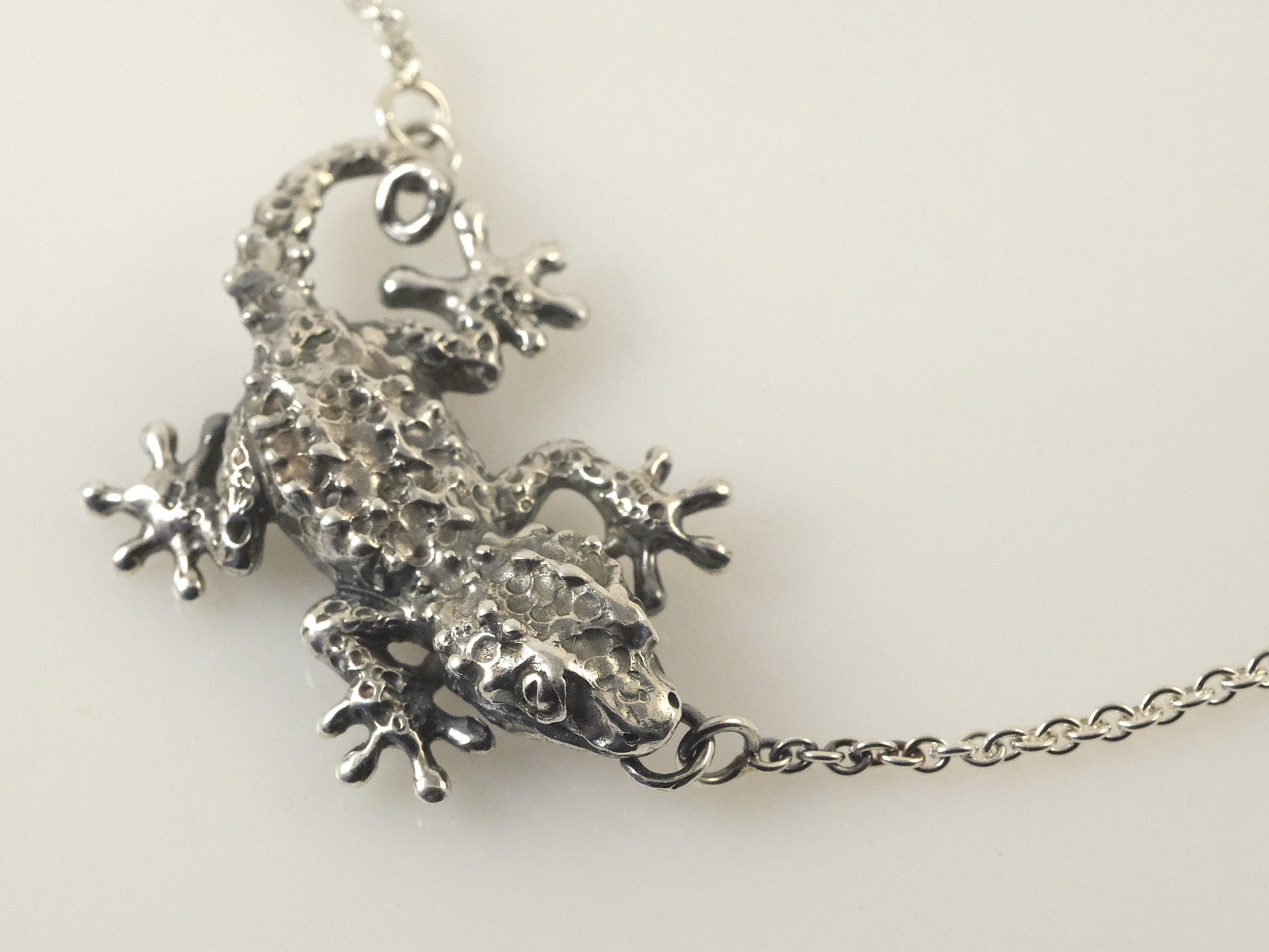 Silver gecko necklace handmade by VerdeRame Jewels