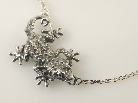 Silver gecko necklace handmade by VerdeRame Jewels