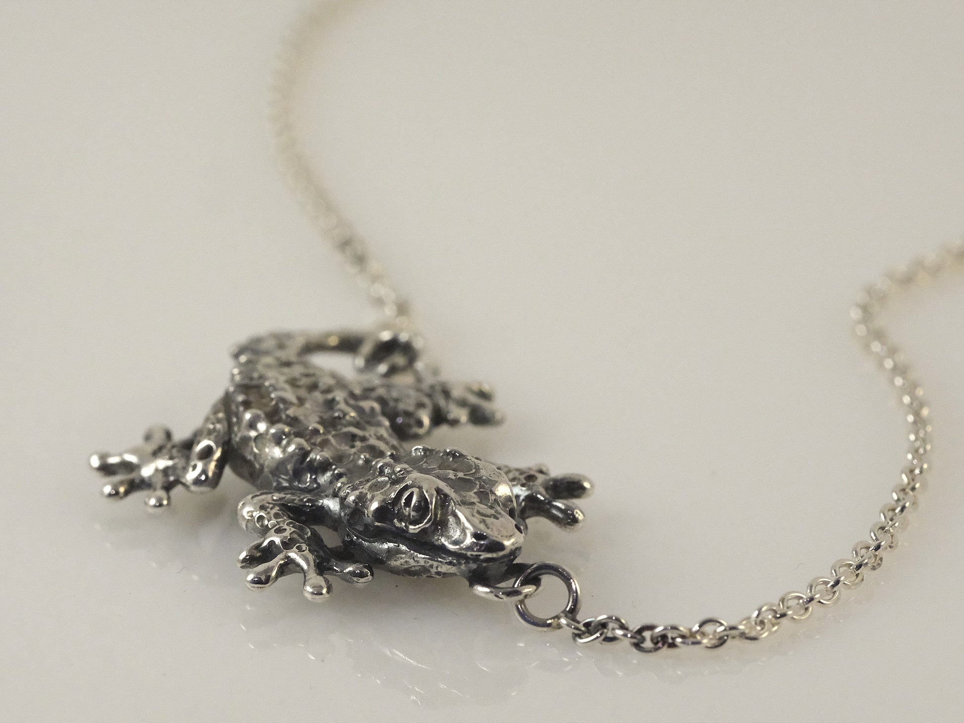 Silver gecko necklace handmade by VerdeRame Jewels