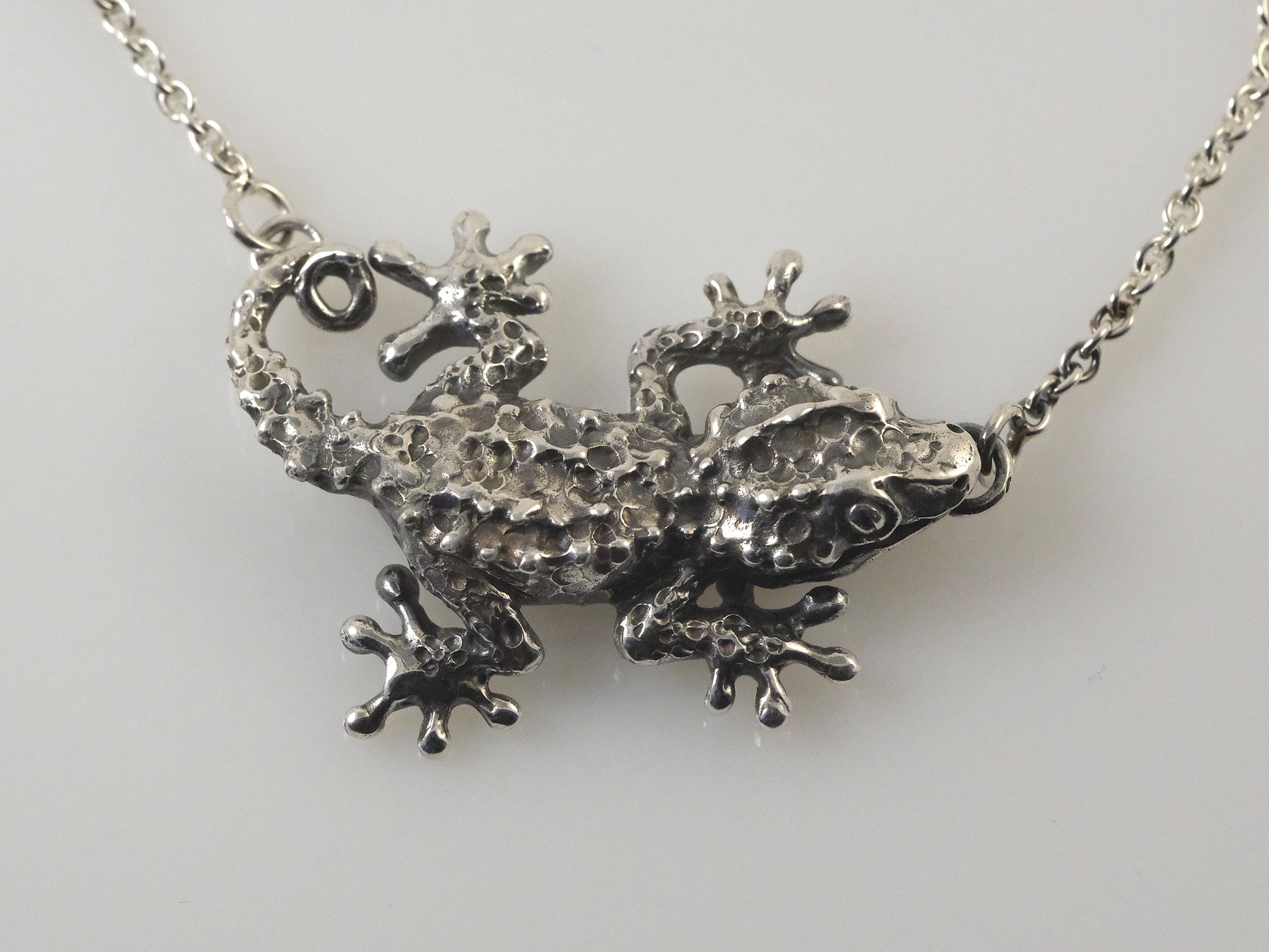 Silver gecko necklace handmade by VerdeRame Jewels
