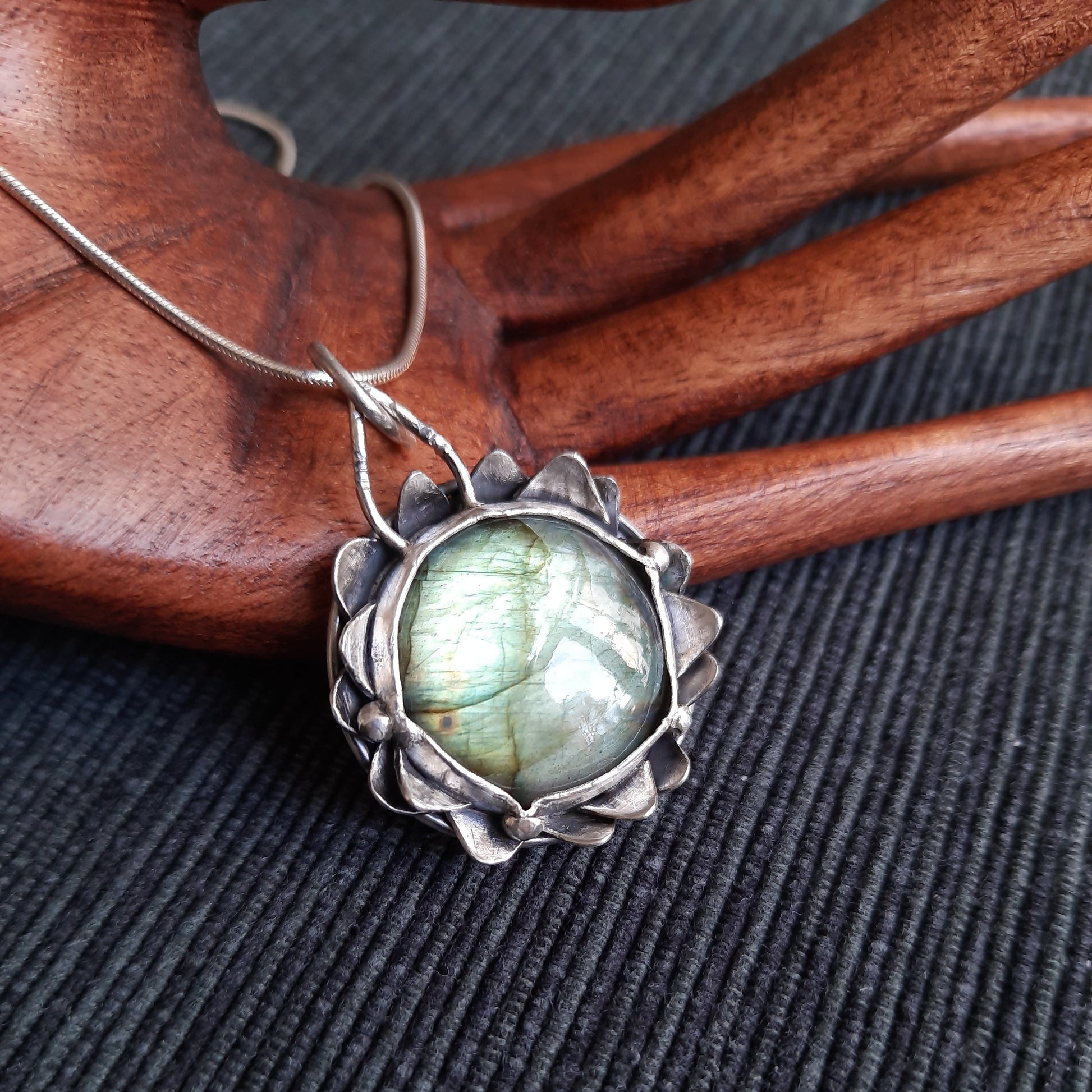 Labradorite and silver pendant handmade by VerdeRame Jewels