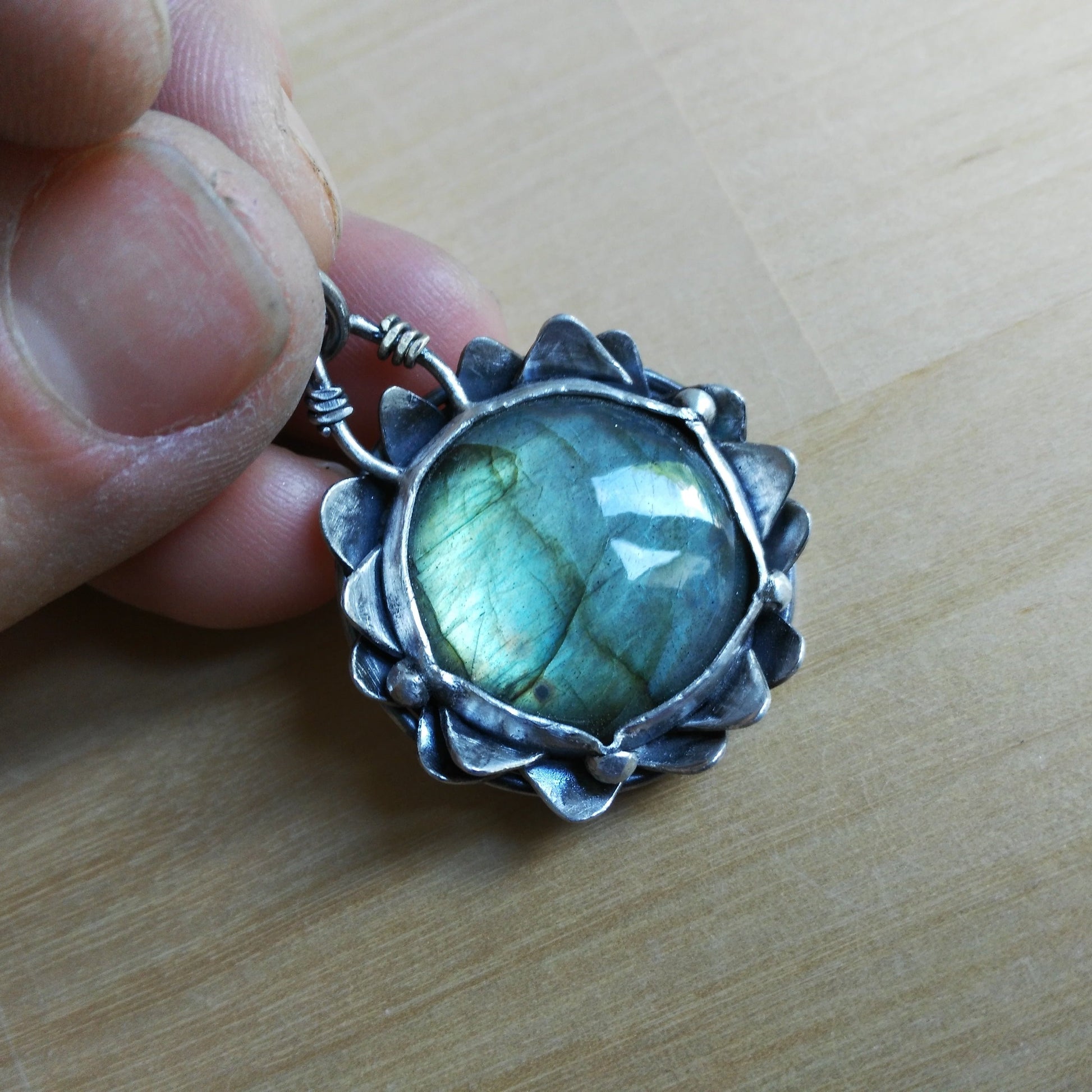 Labradorite and silver pendant handmade by VerdeRame Jewels