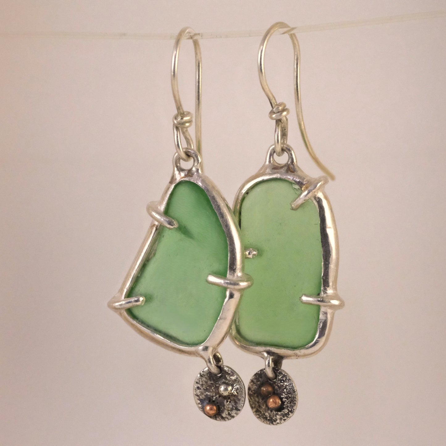 Sea glass silver dangle earrings wih copper accents handmade by VerdeRame Jewels