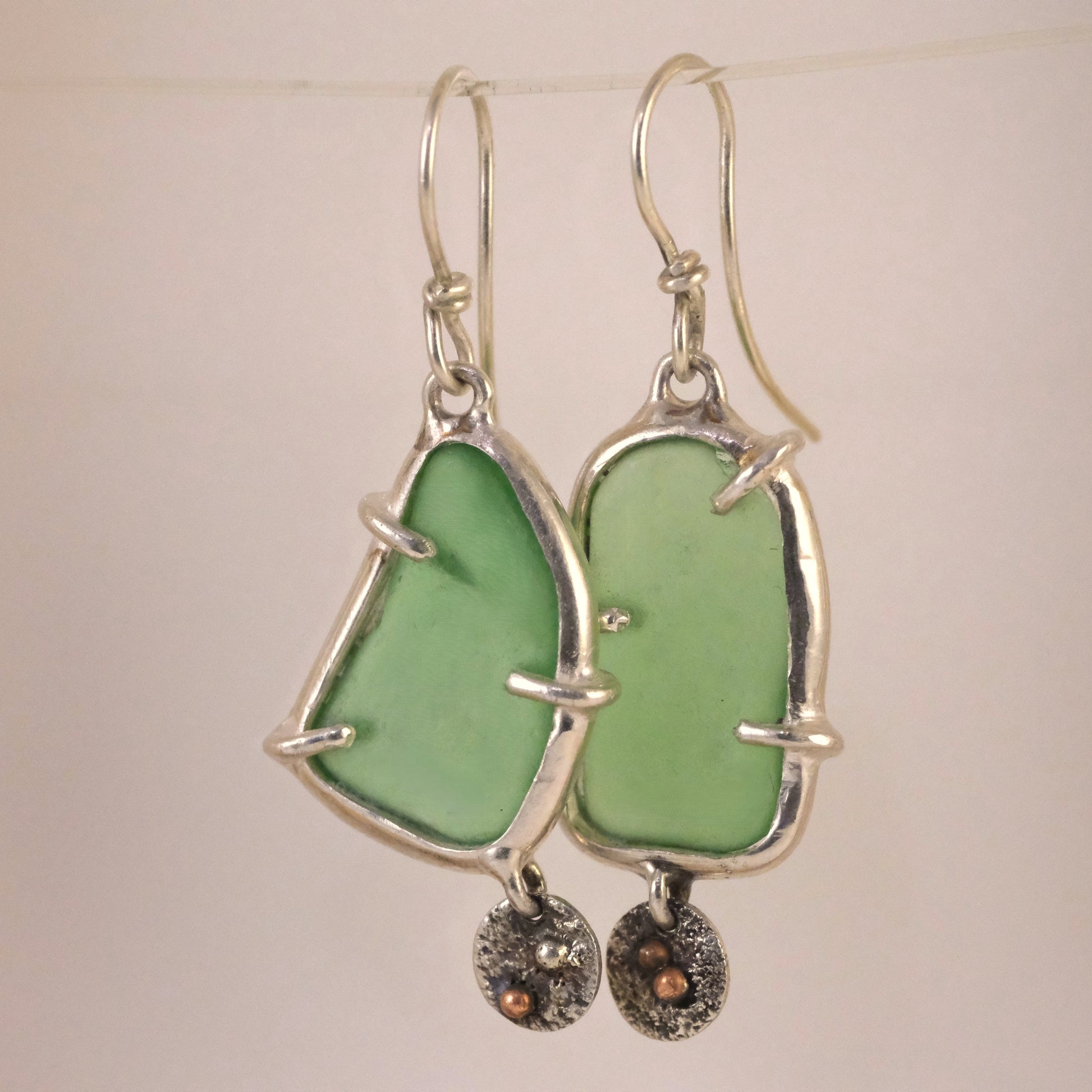 Sea glass silver dangle earrings wih copper accents handmade by VerdeRame Jewels