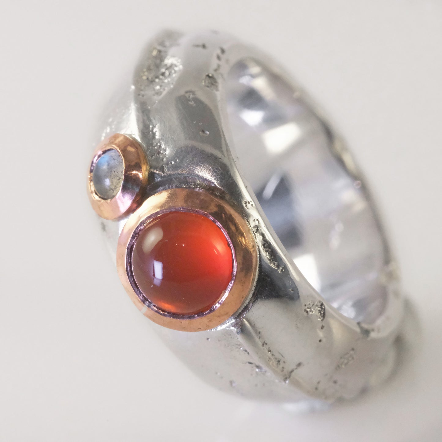 Handcrafted chunky sterling silver ring with carnelian and labradorite cabochons, VerdeRame Jewels Copenhagen