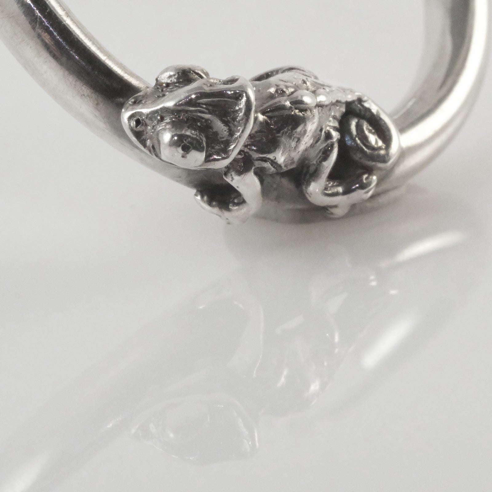 Detail of handcrafted chameleon earrings by VerdeRame Jewels Copenhagen