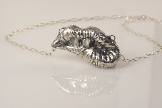 Sexy lips necklace handmade by VerdeRame Jewels