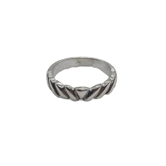 Handmade sterling silver scallop ring with elegant curved detailing by VerdeRame Jewels.