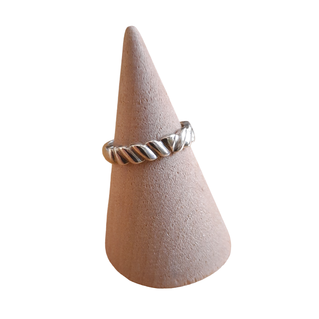 Side view of sterling silver scallop ring, made to size.