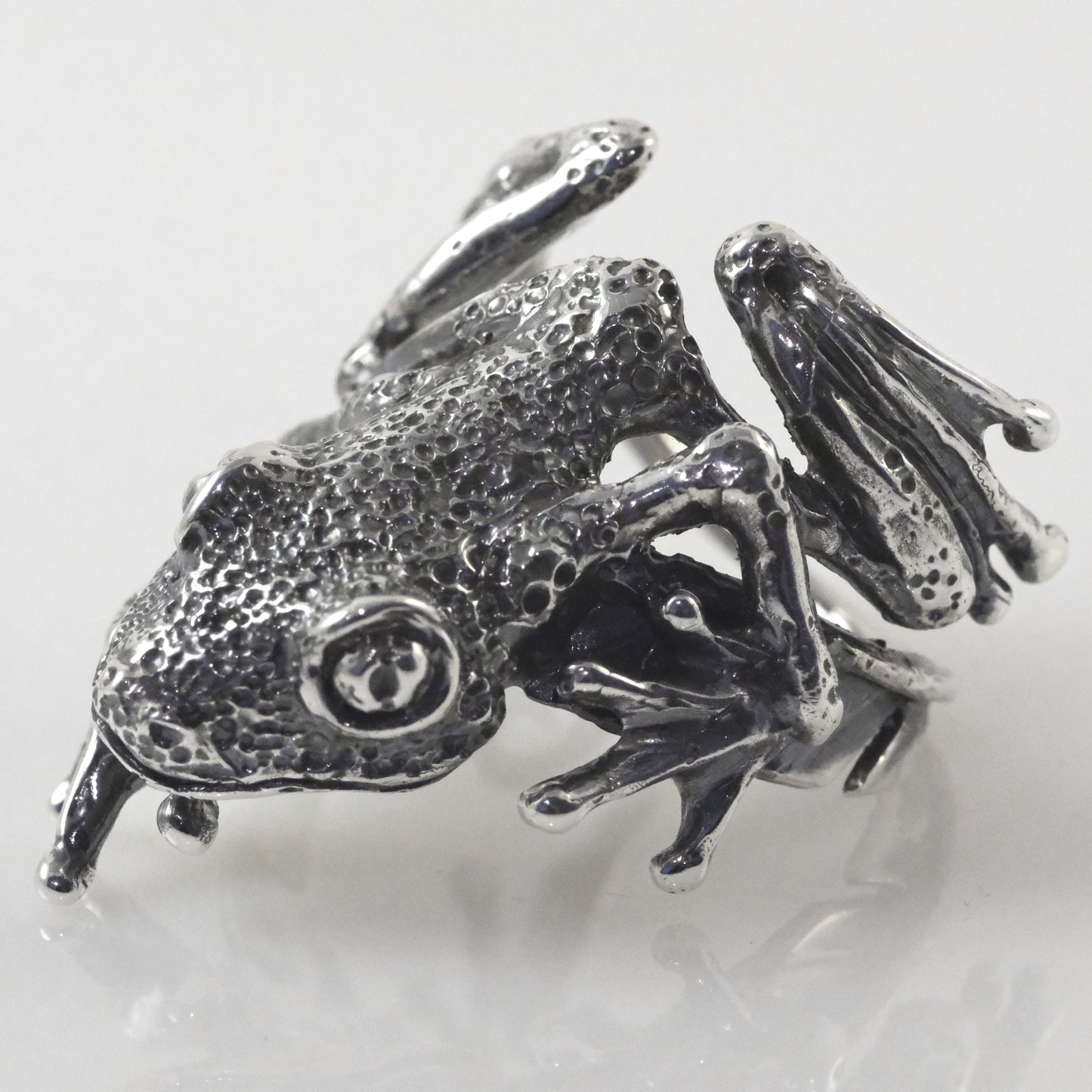 Silver frog ring handcrafted by VerdeRame Jewels, statement artisan jewellery