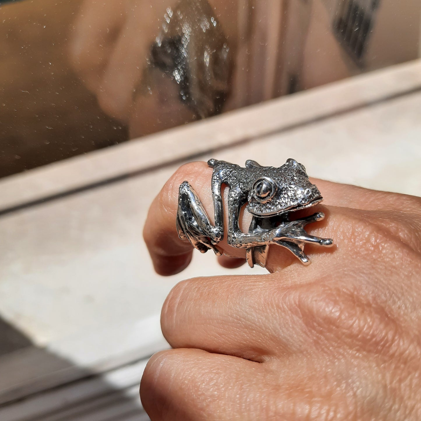 Detailed view of handmade silver frog ring, tropical frog design by VerdeRame Jewels